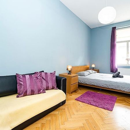 Cozy And Sunny Apartment In Uptown Prag Exterior foto