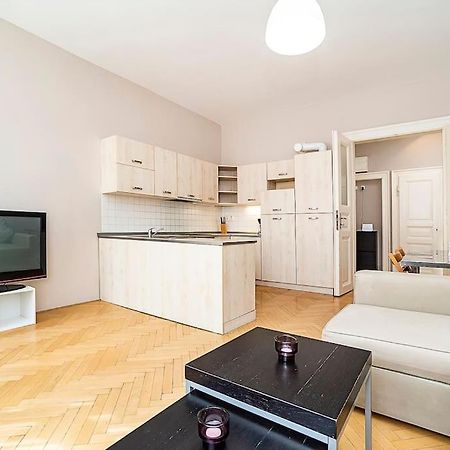 Cozy And Sunny Apartment In Uptown Prag Exterior foto