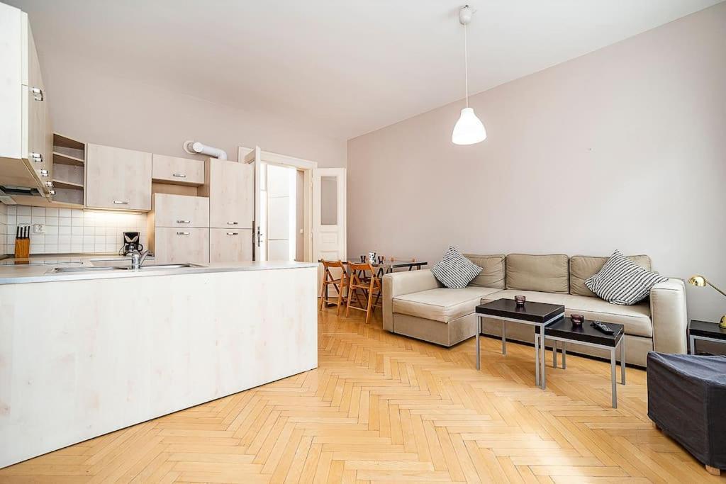 Cozy And Sunny Apartment In Uptown Prag Exterior foto