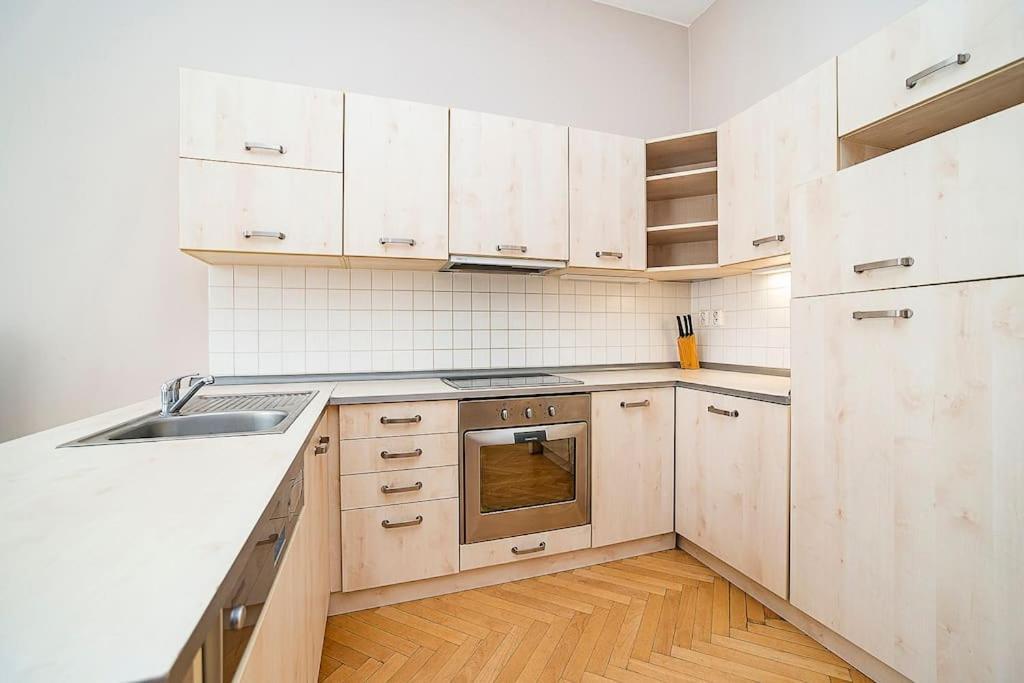 Cozy And Sunny Apartment In Uptown Prag Exterior foto