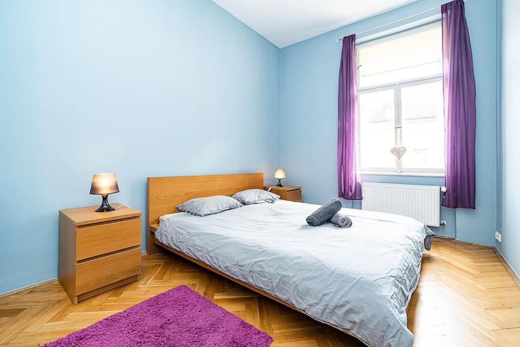 Cozy And Sunny Apartment In Uptown Prag Exterior foto