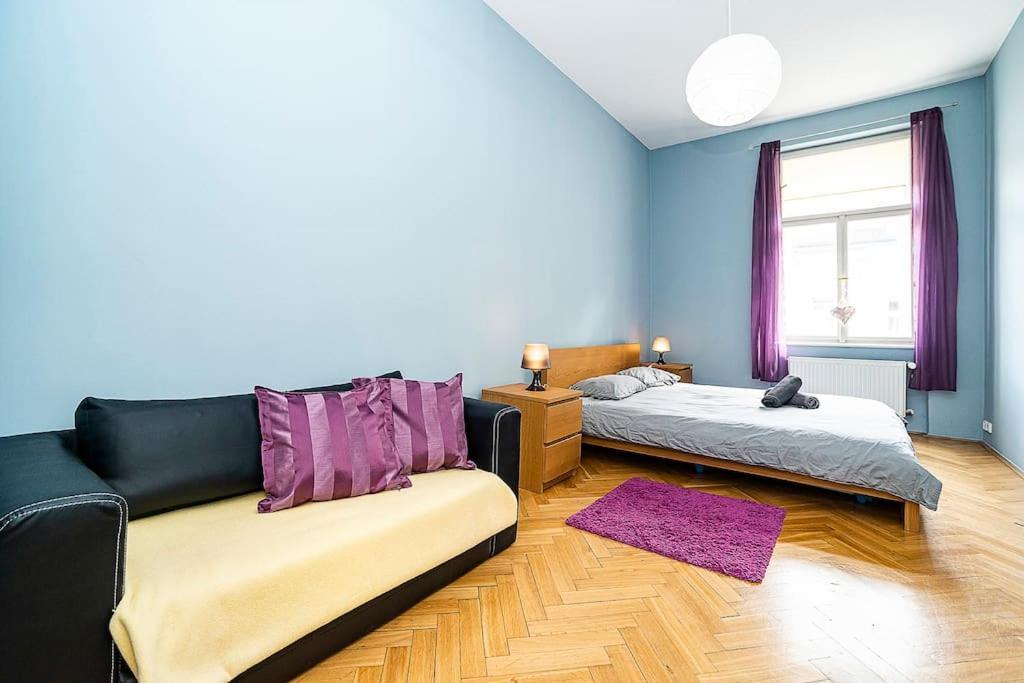 Cozy And Sunny Apartment In Uptown Prag Exterior foto