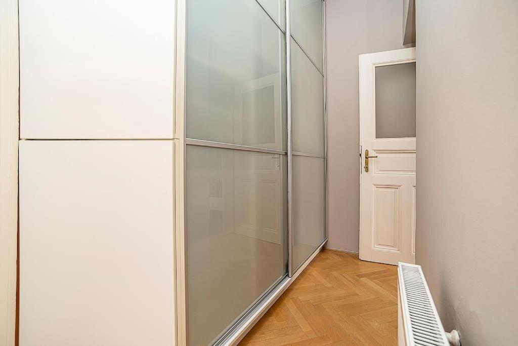 Cozy And Sunny Apartment In Uptown Prag Exterior foto